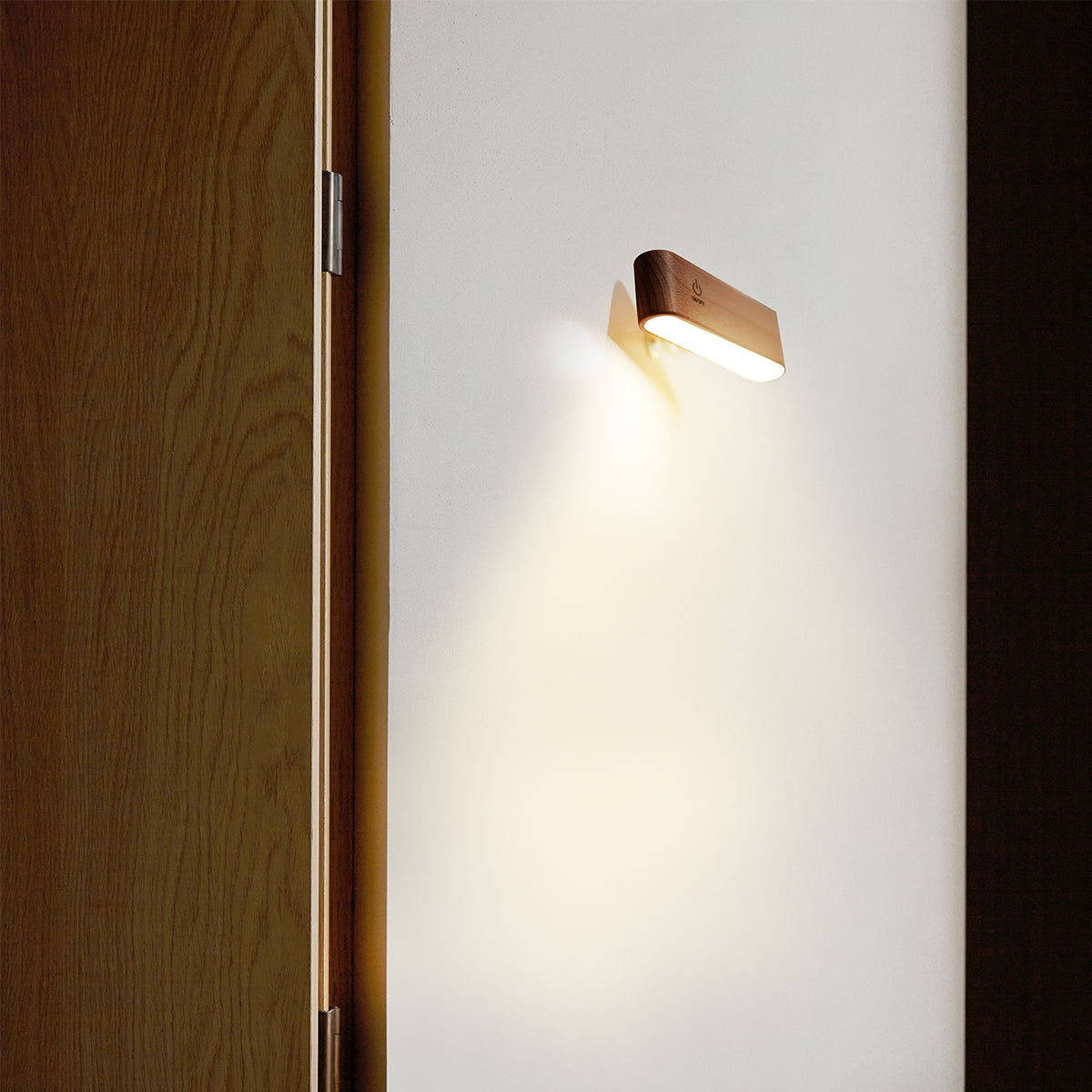 mini-solid-wood-magnetic-rechargable-wall-light_walnut_4.jpg