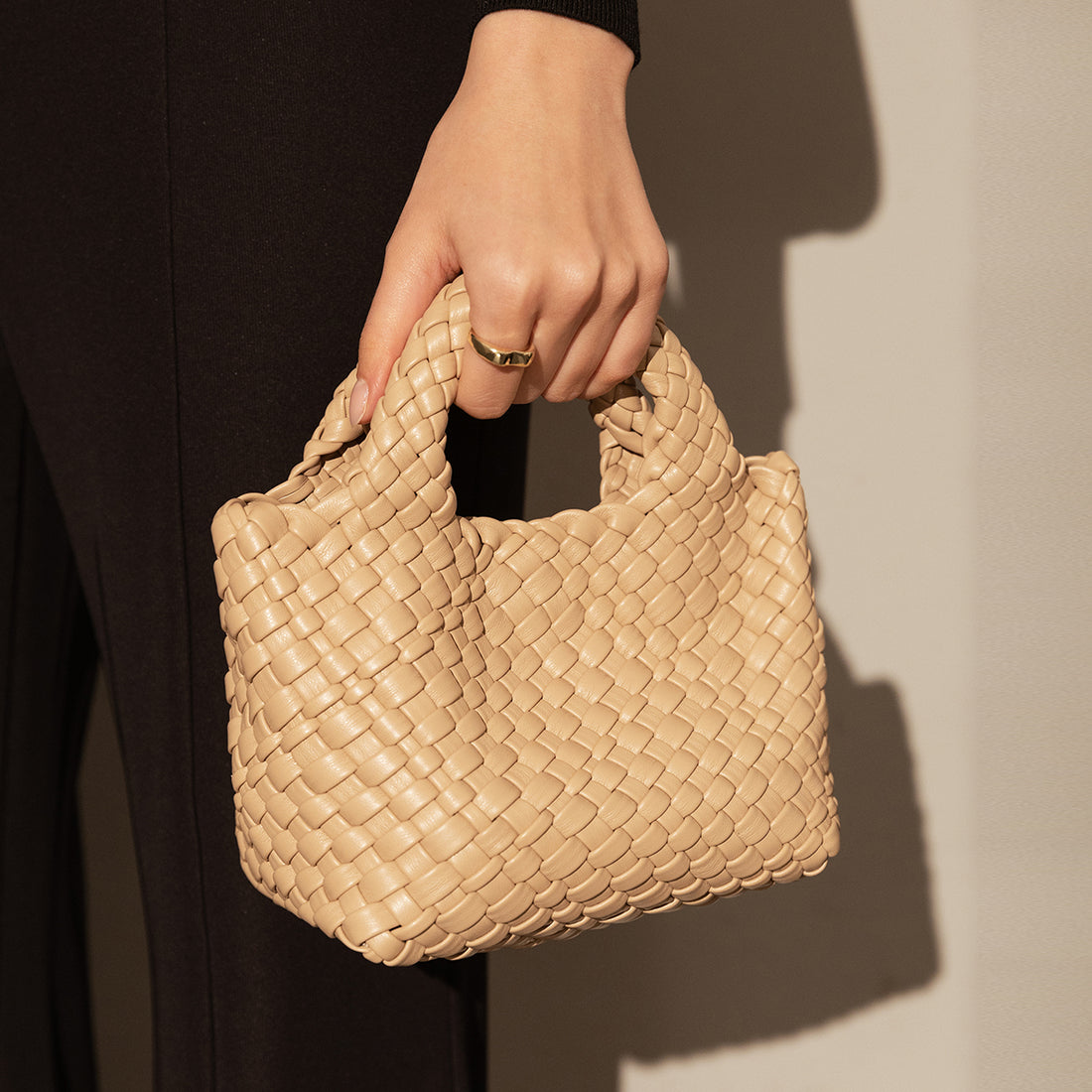 mini-woven-top-handle-bag_apricot_1.jpg