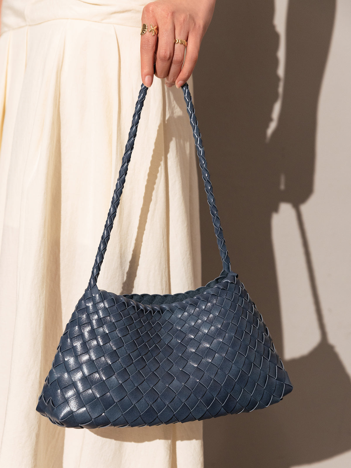 mini-woven-trapezoid-drawstring-shoudler-bag_navy_2.jpg
