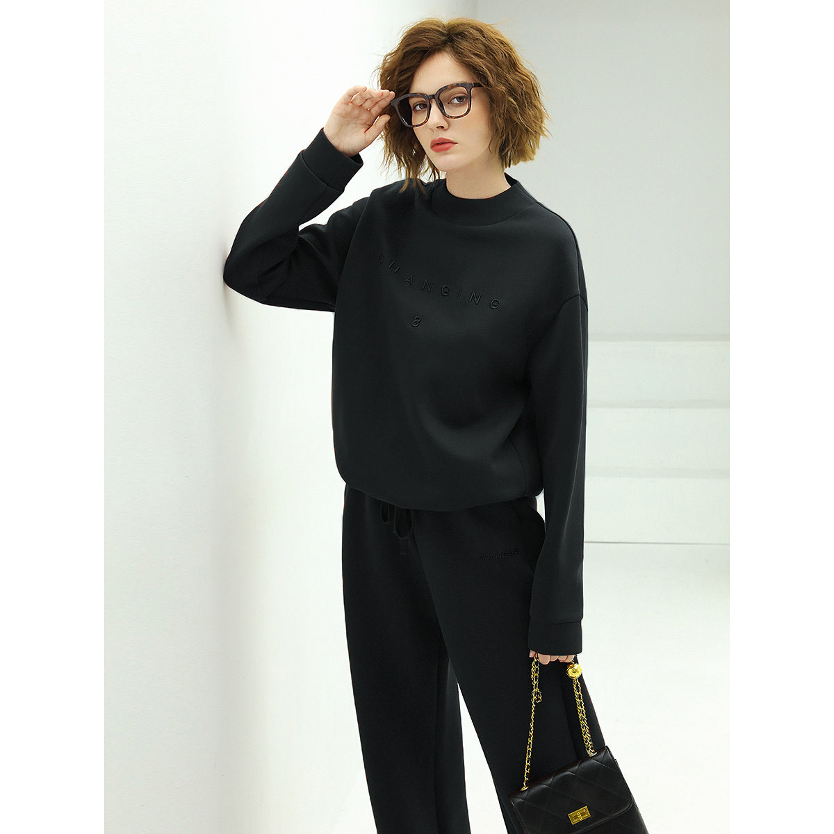 minimalistic long sleeved sweater all black 1