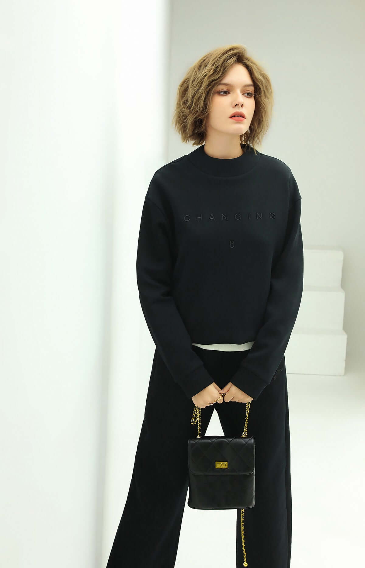 minimalistic long sleeved sweater all black 2