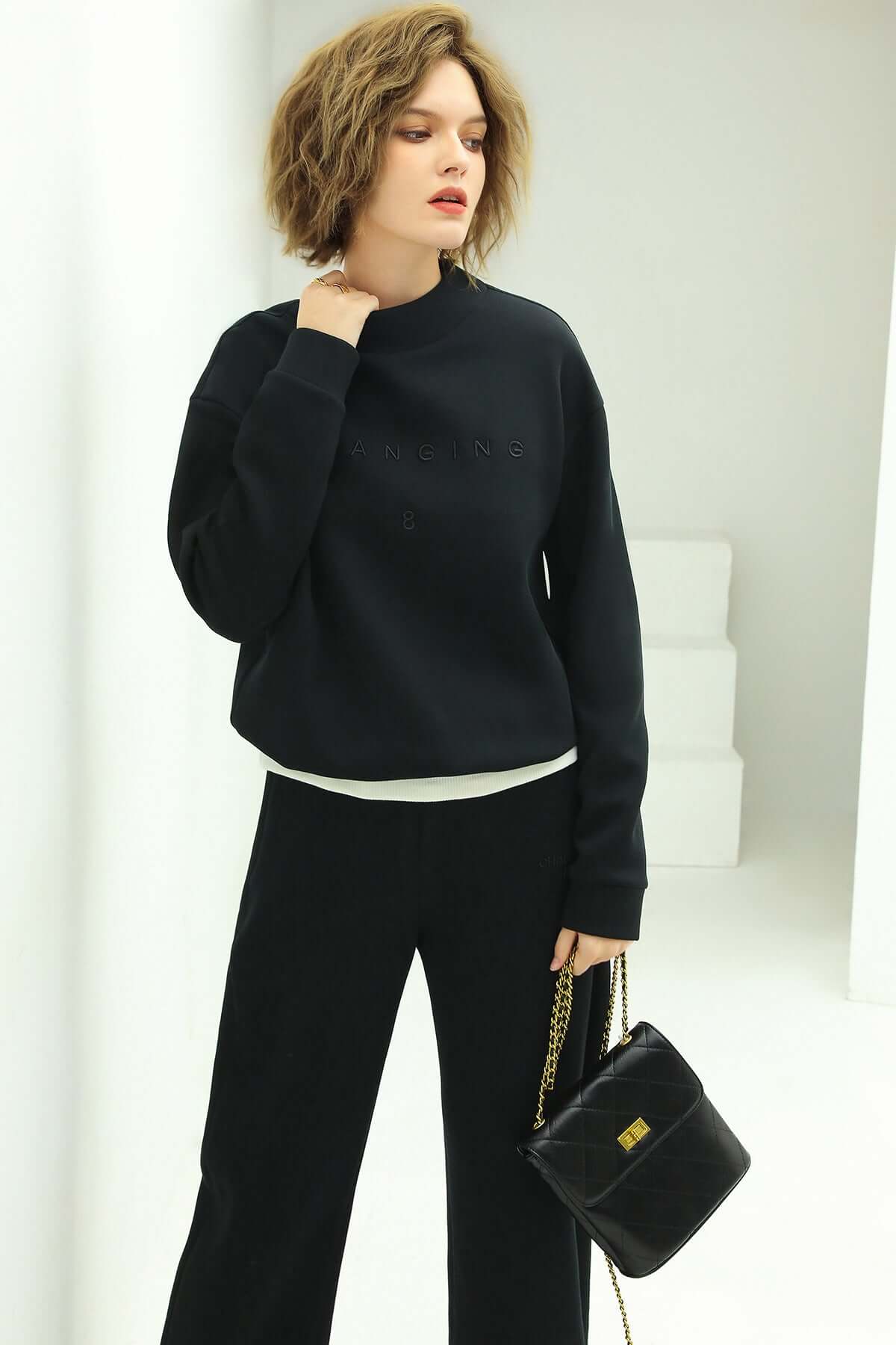 minimalistic long sleeved sweater all black 3