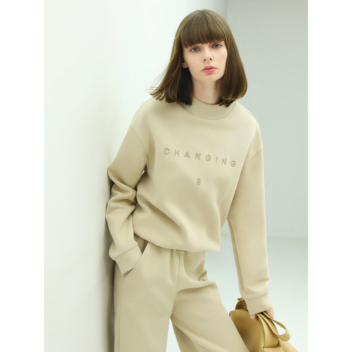 minimalistic long sleeved sweater all white 1