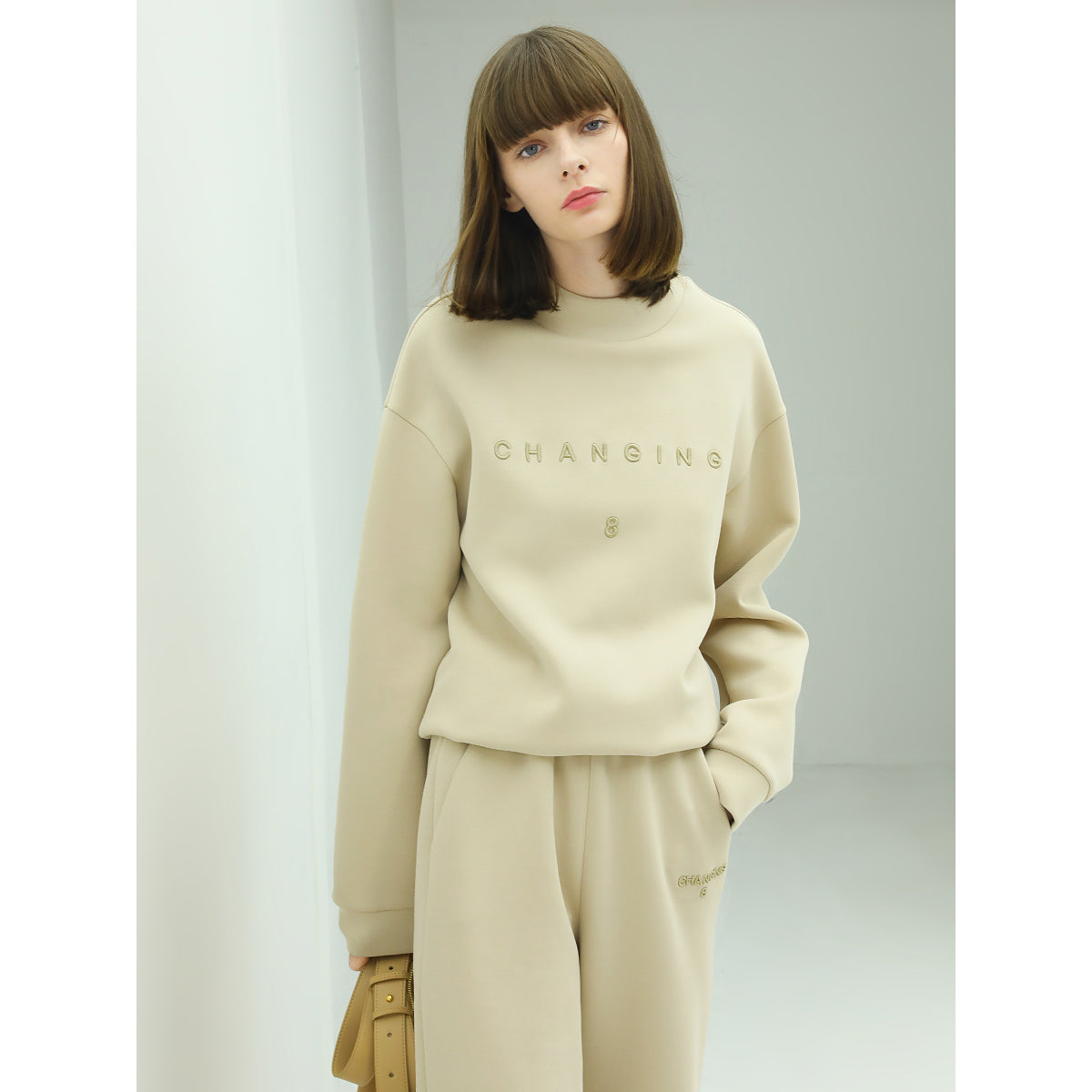 minimalistic long sleeved sweater all white 3