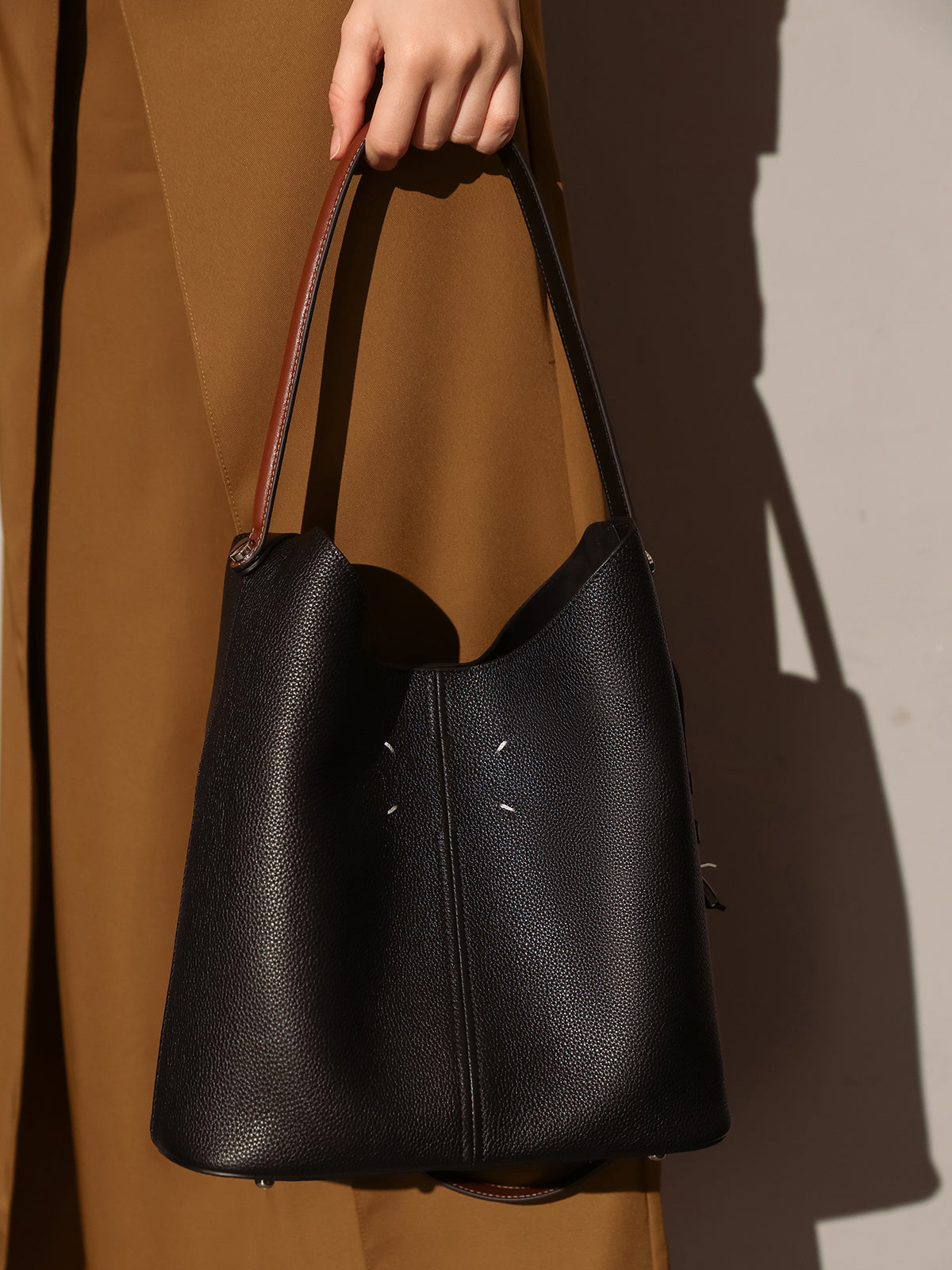 minimalistic-spring-hobo-bucket-bag_black_1.jpg