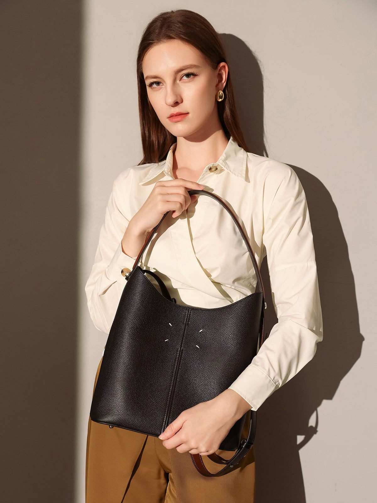 minimalistic spring hobo bucket bag black 3