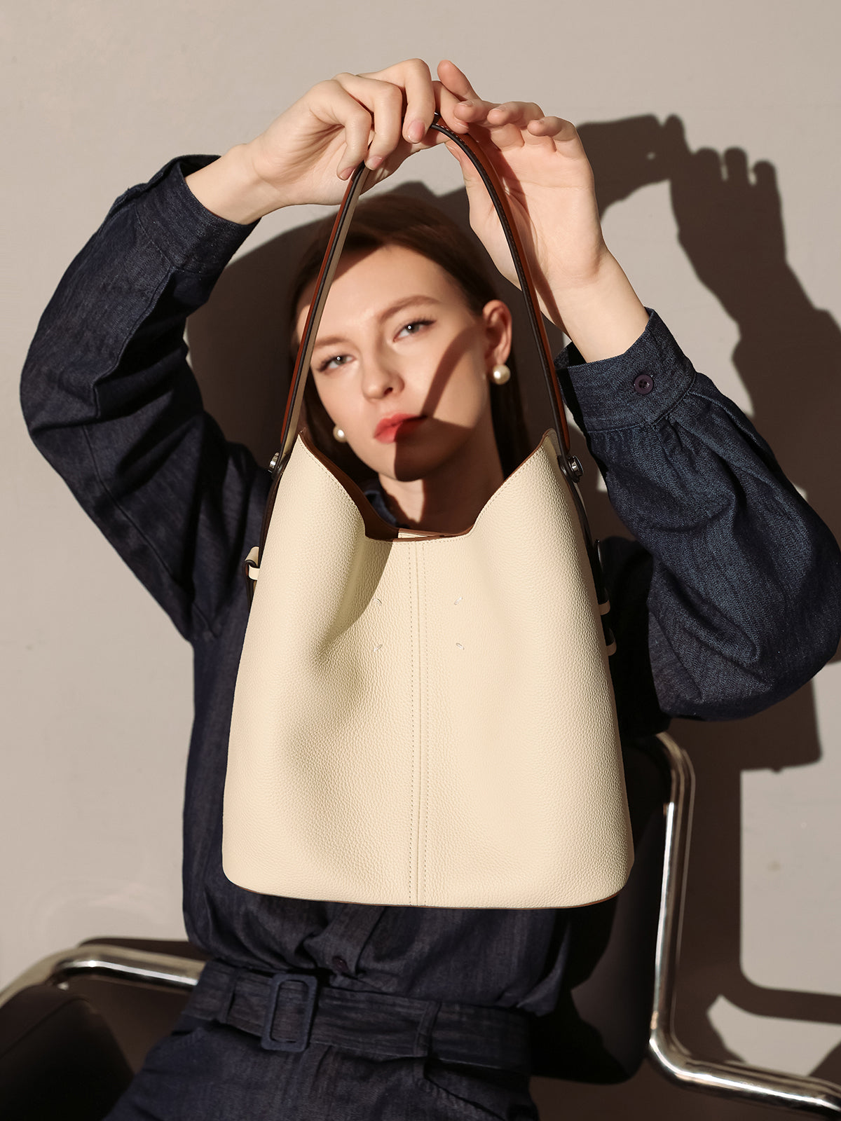 minimalistic spring hobo bucket bag white 5