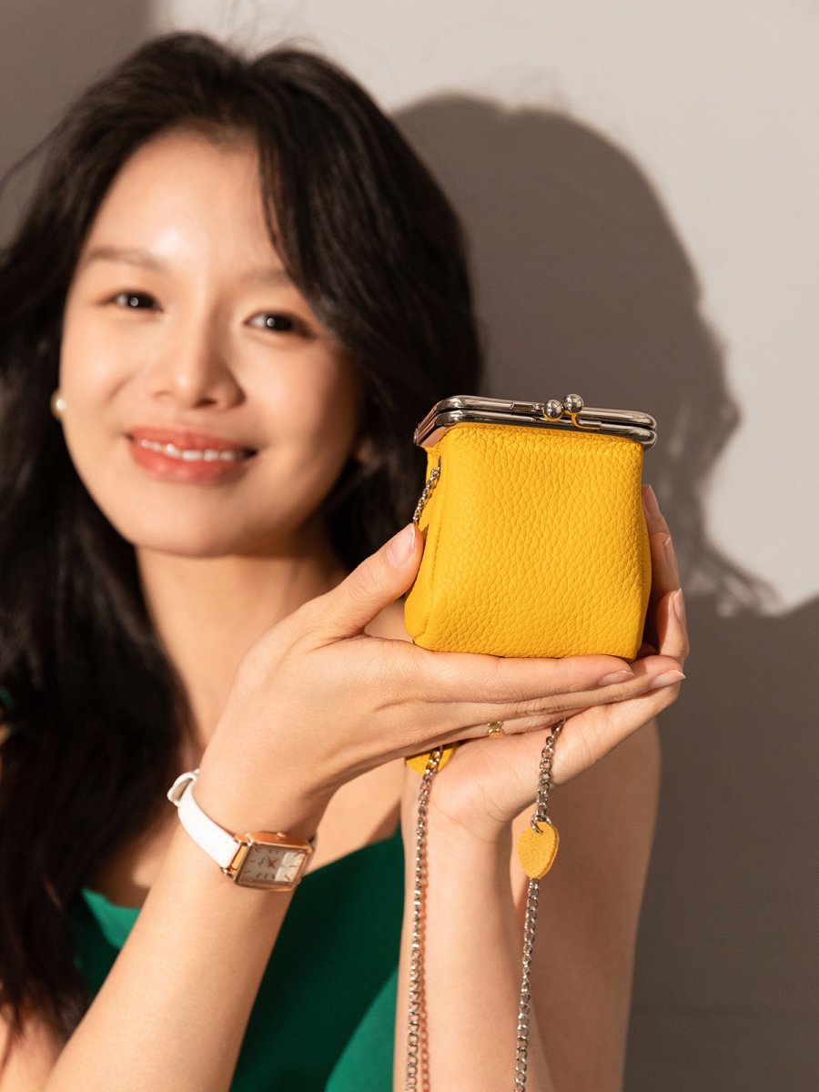 Modern Ball Clasp Wallet with Adjustable Chain Strap – Pebble-Grain Leather Kiss-Lock Mini Bag