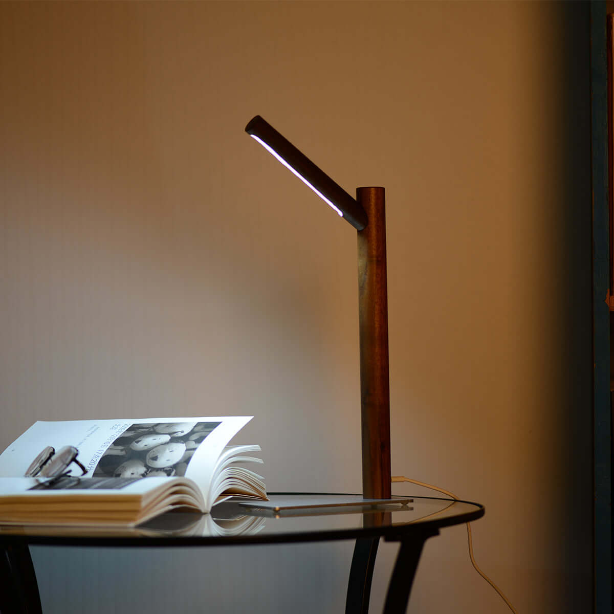 nordic-solid-wood-eye-protecting-lamp-with-magnetic-base_walnut_2.jpg