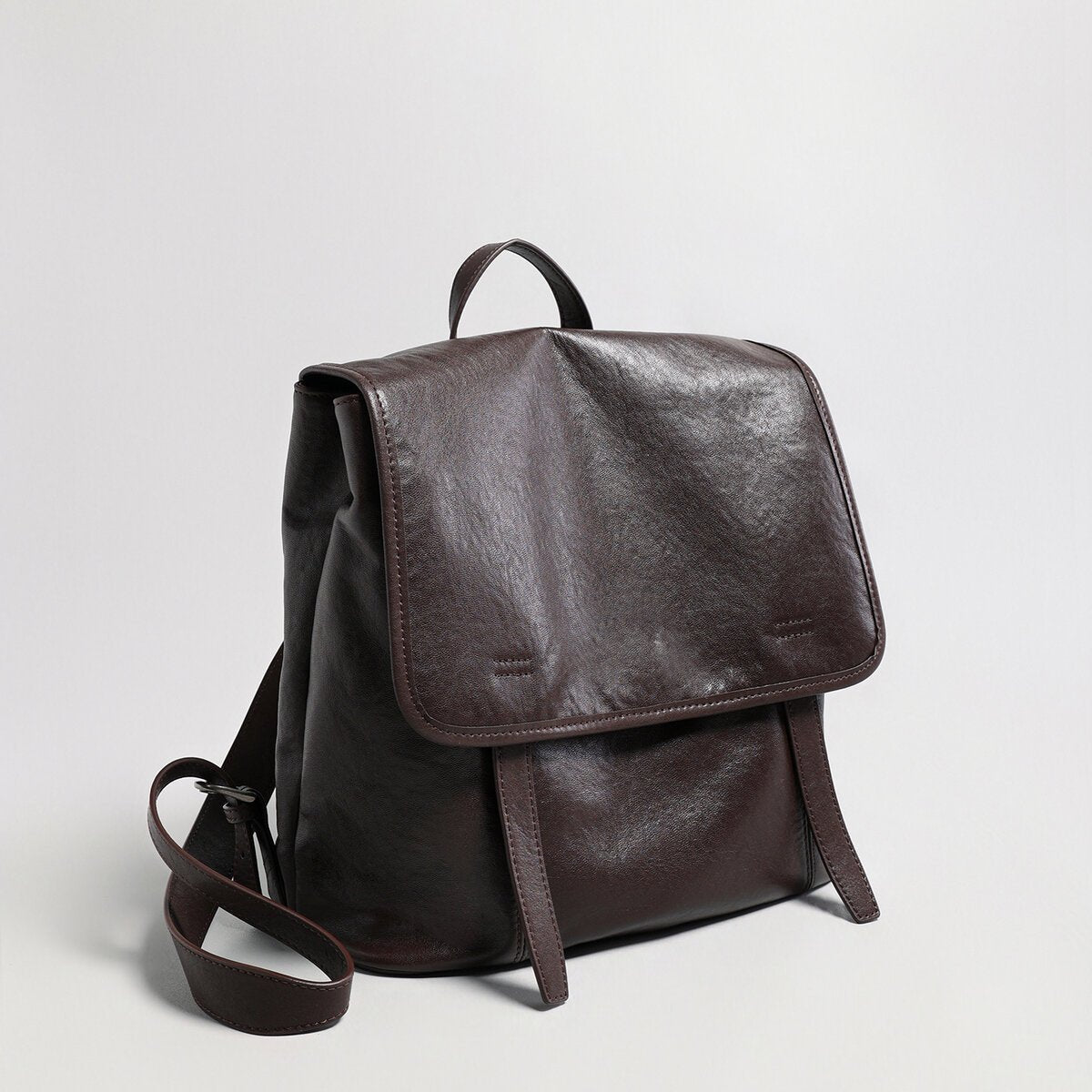 Oil-Wax Leather Flap Backpack – Vintage Minimalist Everyday Rucksack