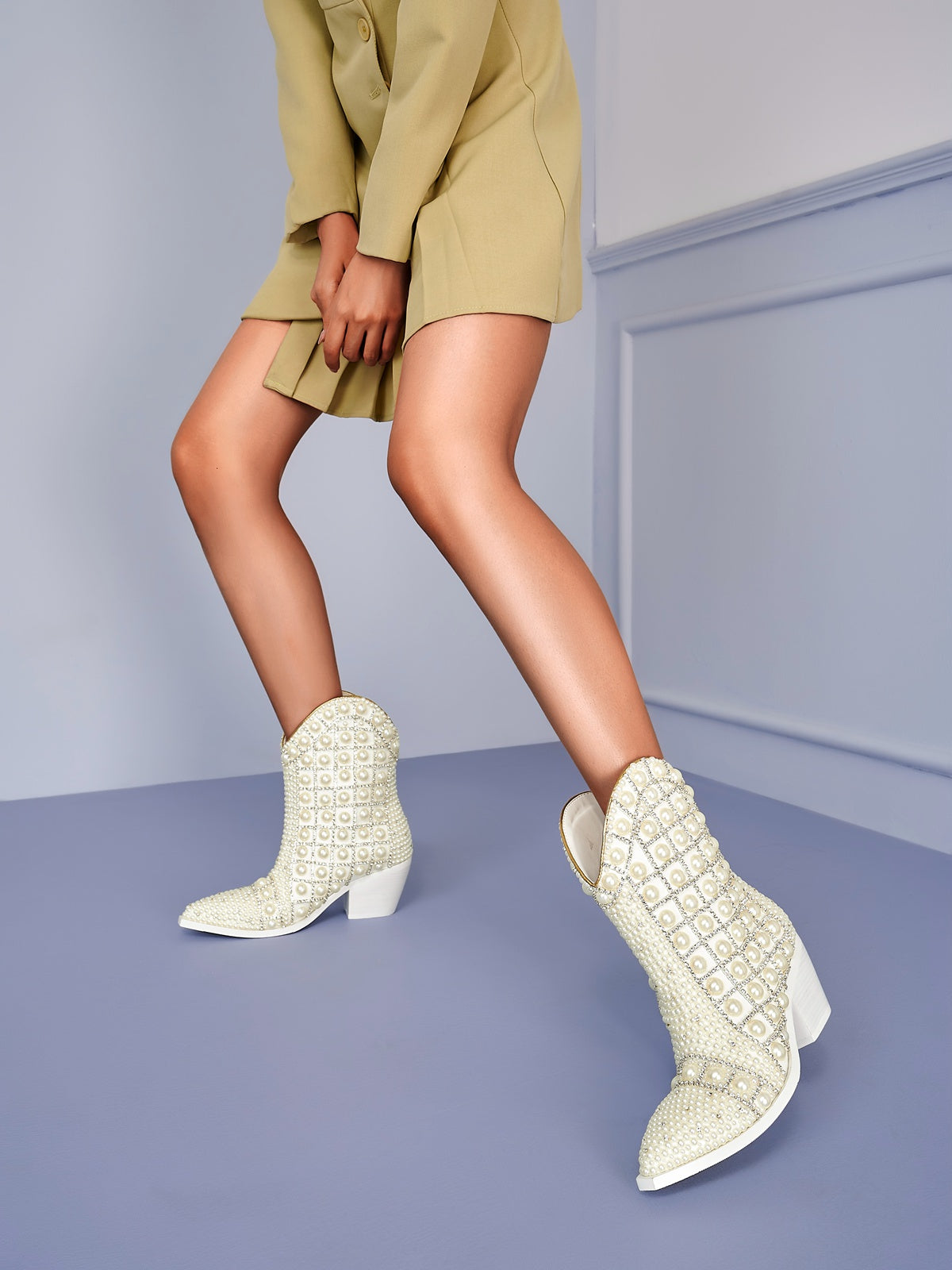 pearl-embellished-white-cowgirl-boots_all_white_1.jpg