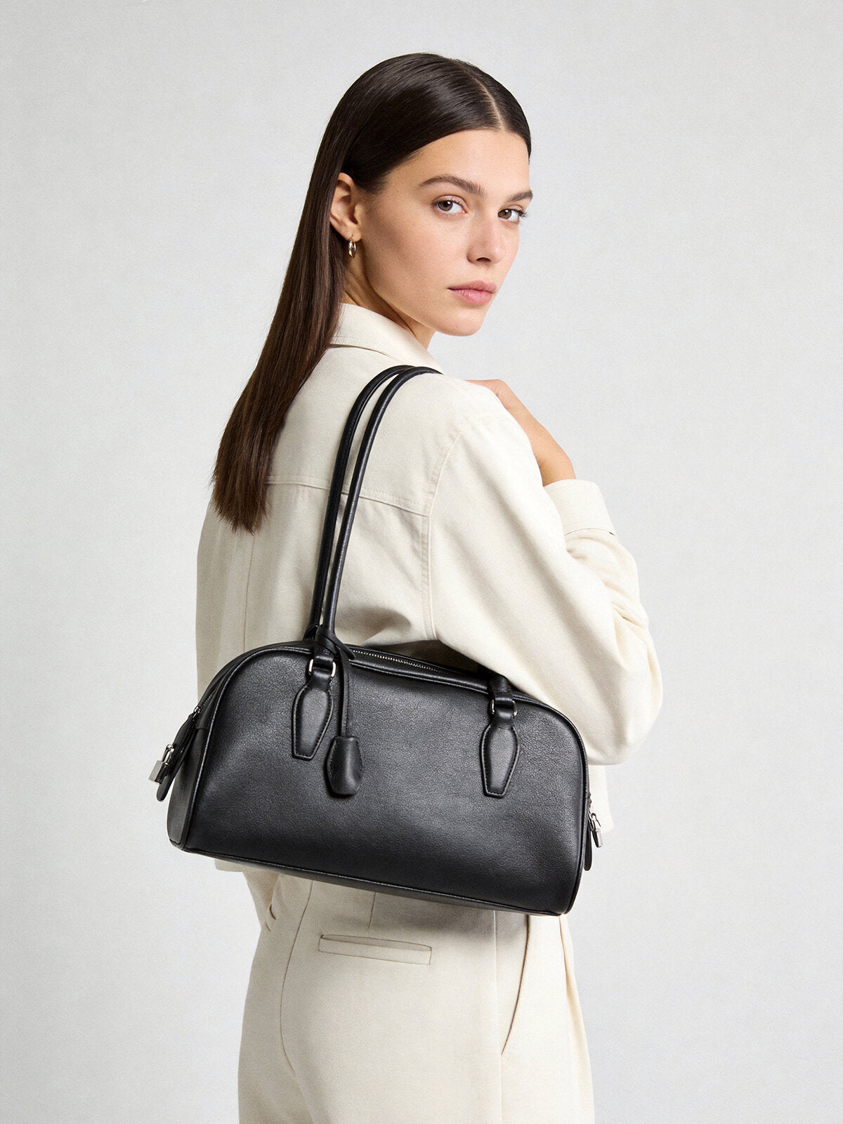 Pebbled Leather Bowling Bag with Padlock Detail – Structured Top-Handle Shoulder Bag