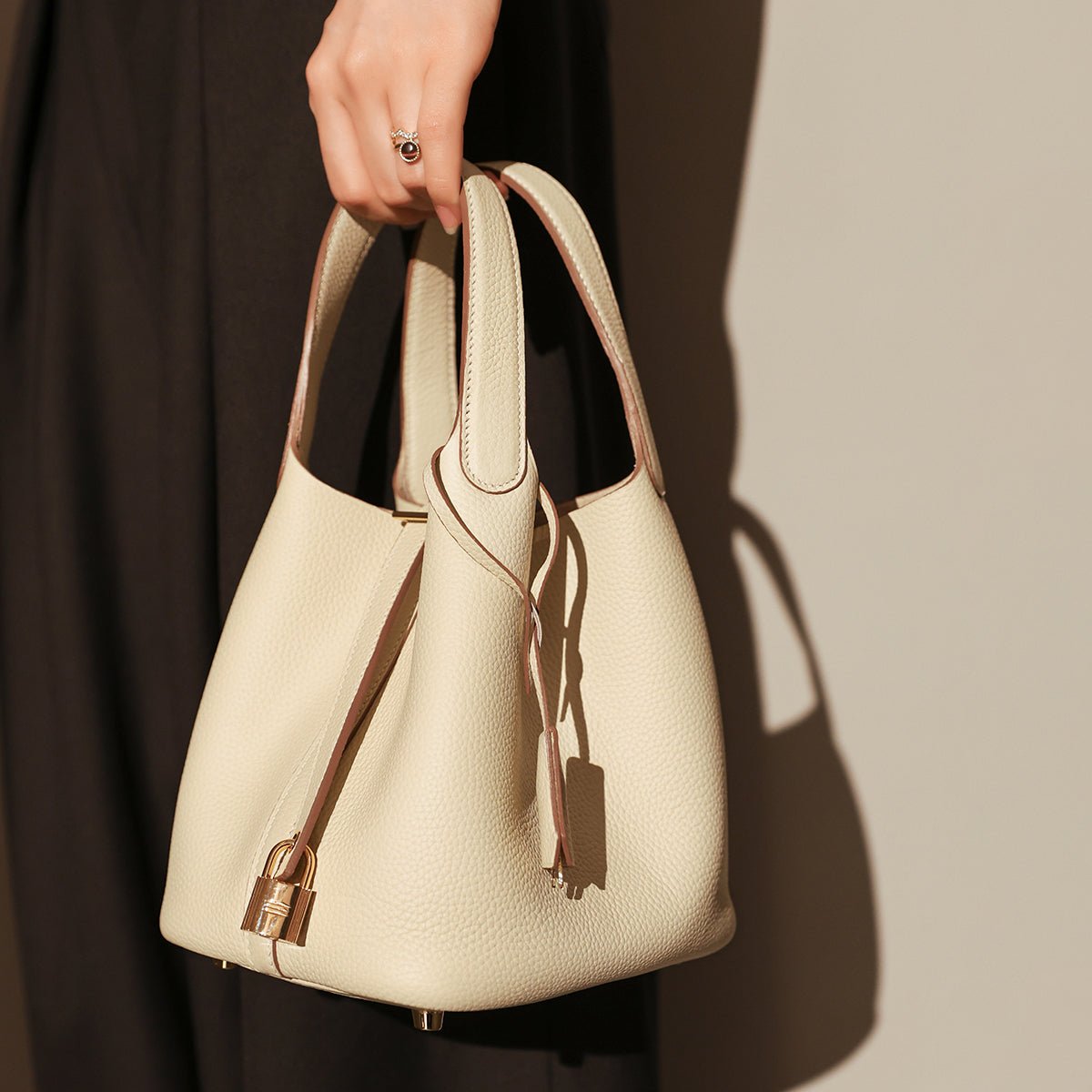 Premium Pebbled Leather Bucket Tote Bag – Minimalist Top-Handle with Gold Padlock Closure & Contrast Stitching