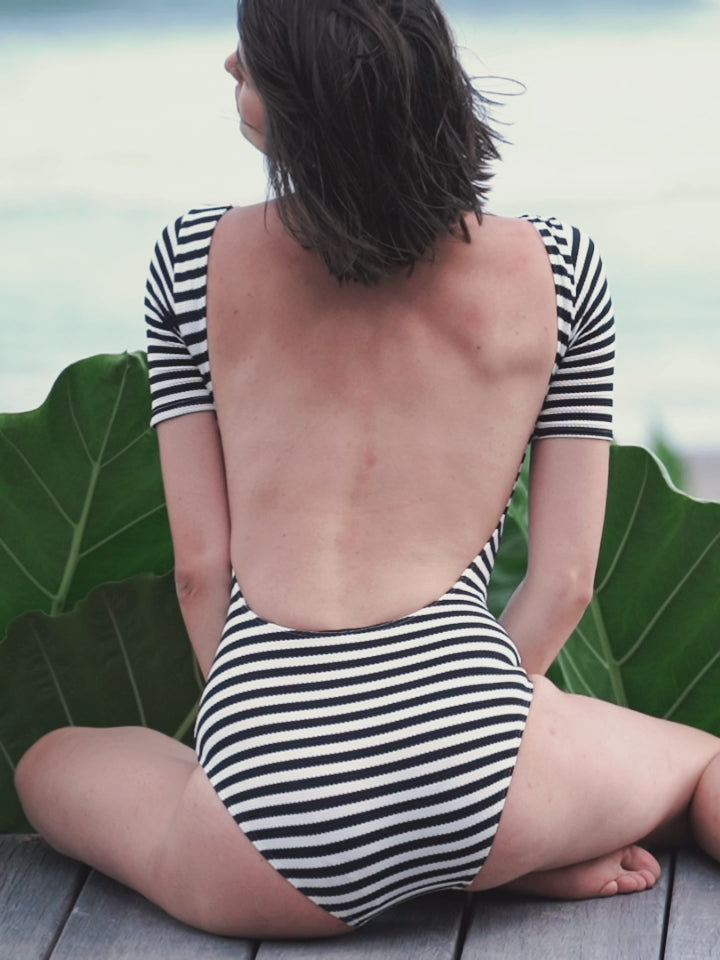backless-one-piece-swimsuit_1