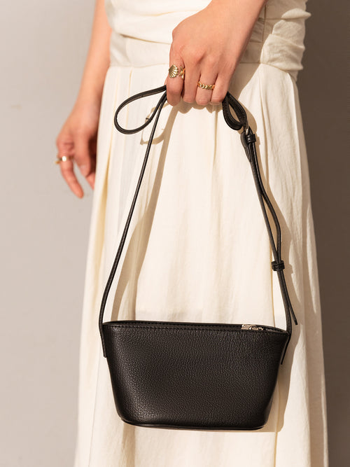 Samantha Zip Top Crossbody Shoulder Bag – Minimalist Goatskin Leather Sailboat Bag with Adjustable Strap