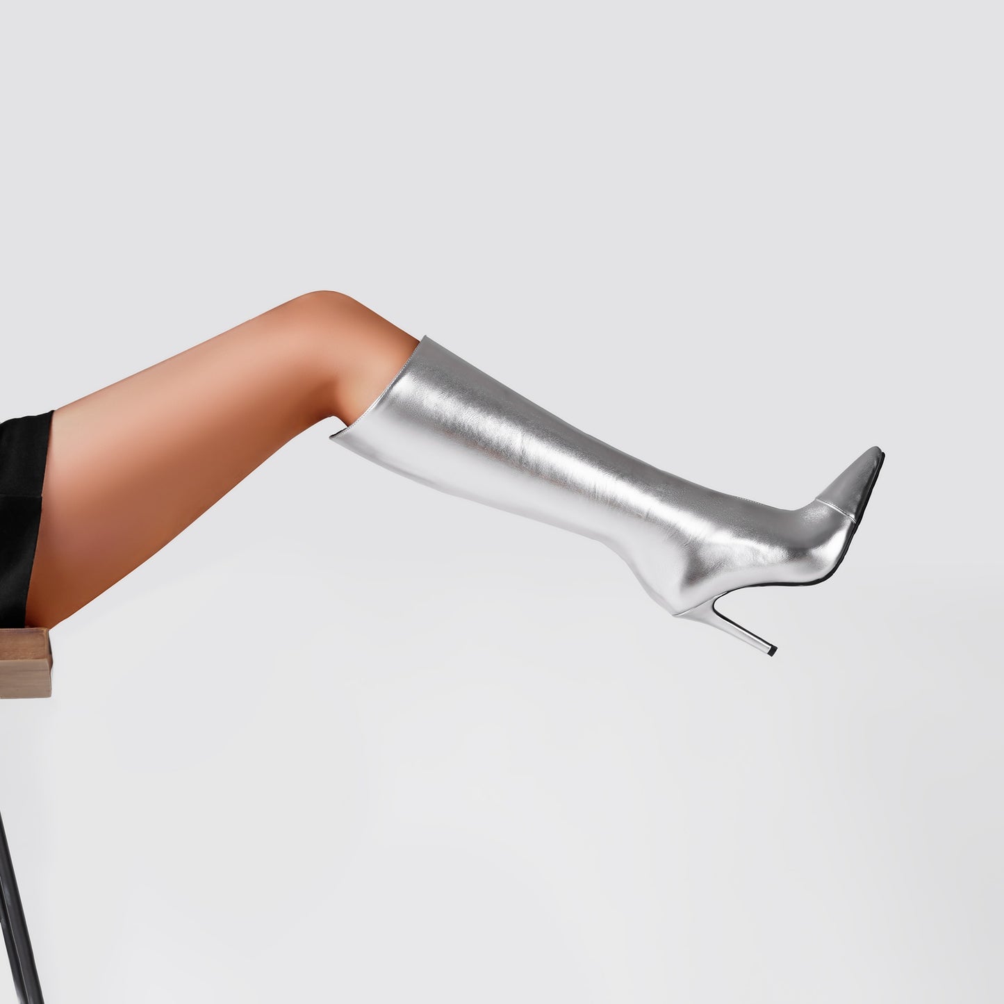 sleek-silver-metallic-pointed-knee-high-boots_all_silver_7.jpg