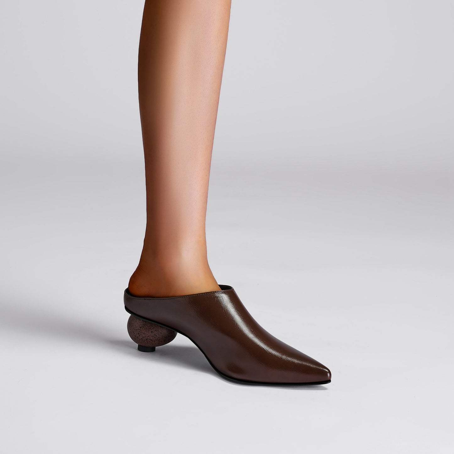 sphere-heel-leather-pointed-mules_all_brown_7.jpg