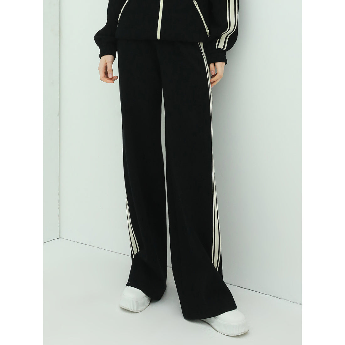 sporty-striped-loose-fit-black-sweater-pants_all_black_1.jpg