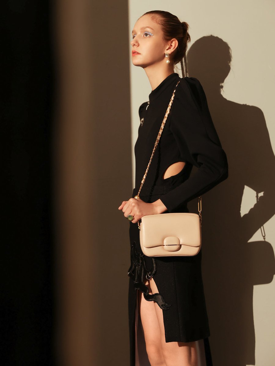 Structured Buckle Leather Shoulder Bag – Sculptural Lambskin Flap Bag with Gold Chain Strap