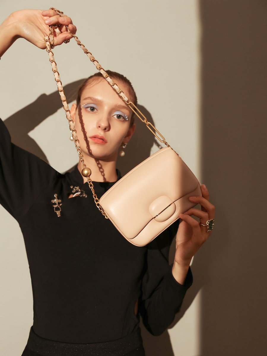 Structured Buckle Leather Shoulder Bag – Sculptural Lambskin Flap Bag with Gold Chain Strap