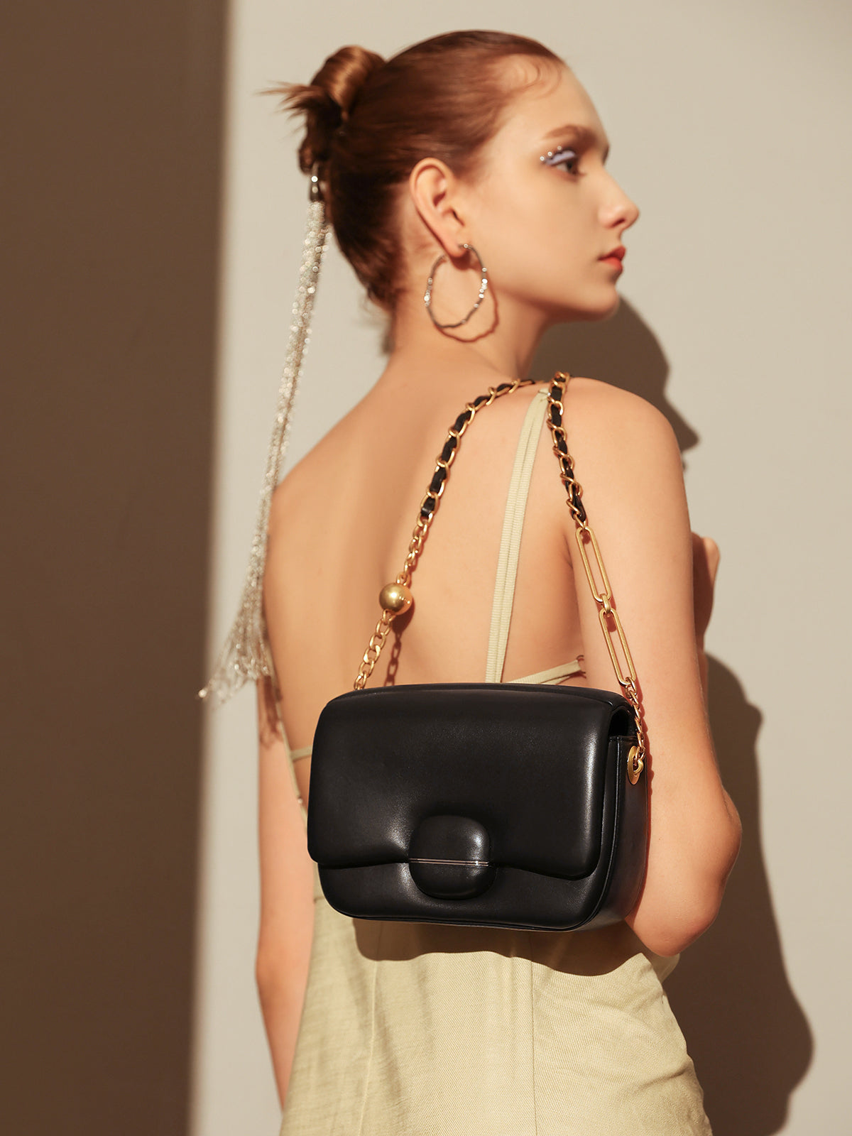 structured buckle leather shoulder bag black 4