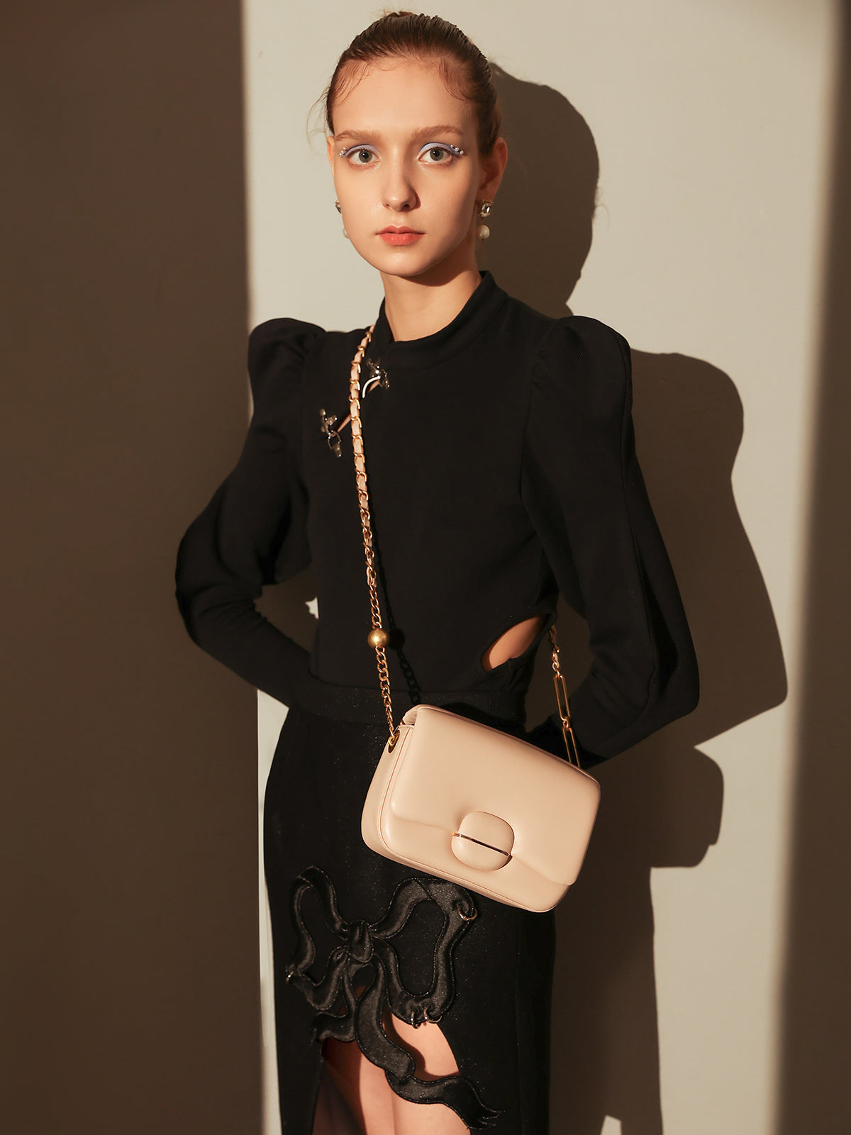 structured buckle leather shoulder bag nude 3