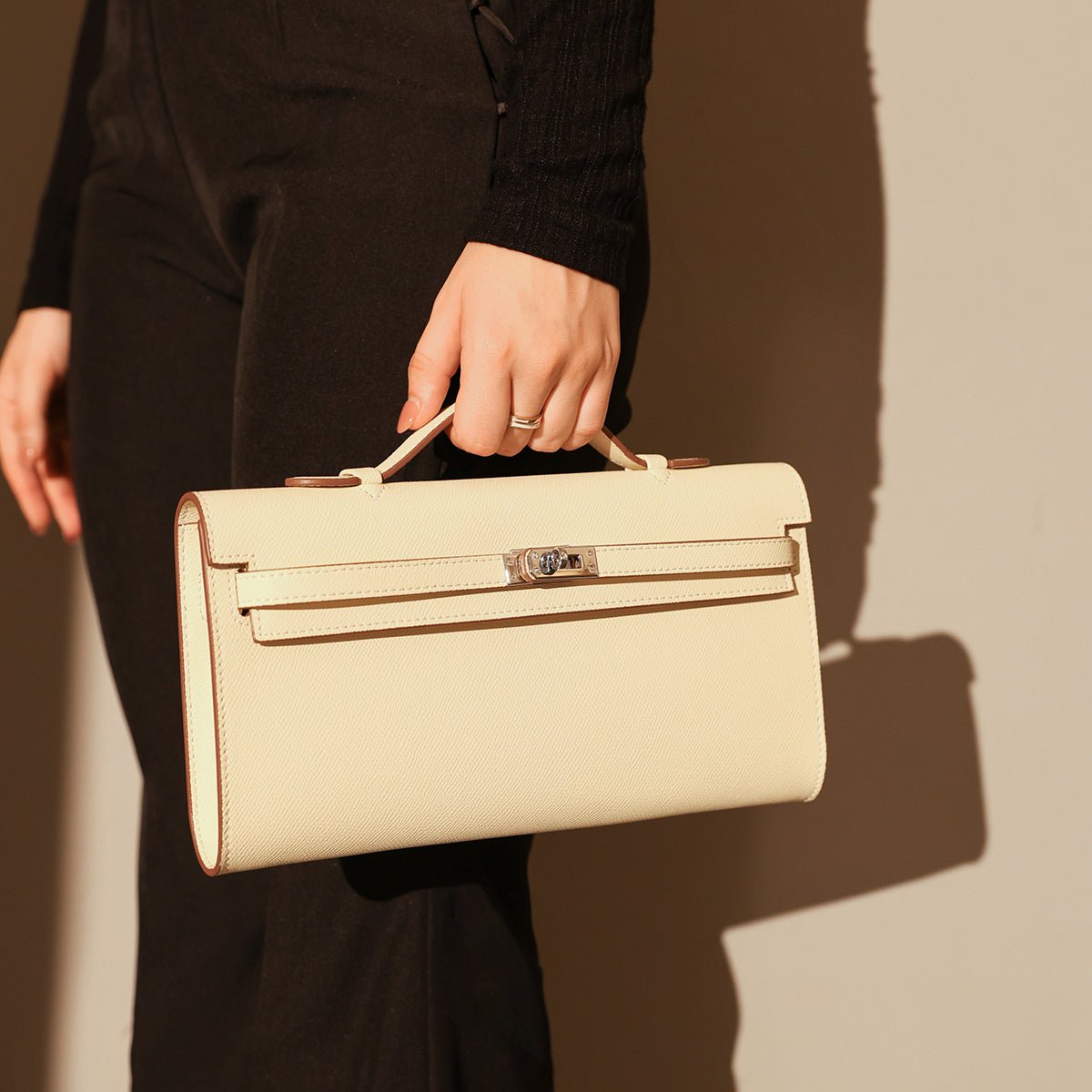 Structured Saffiano Leather Top-Handle Clutch – Elongated Evening Bag with Silver Turn-Lock & Contrast Stitching