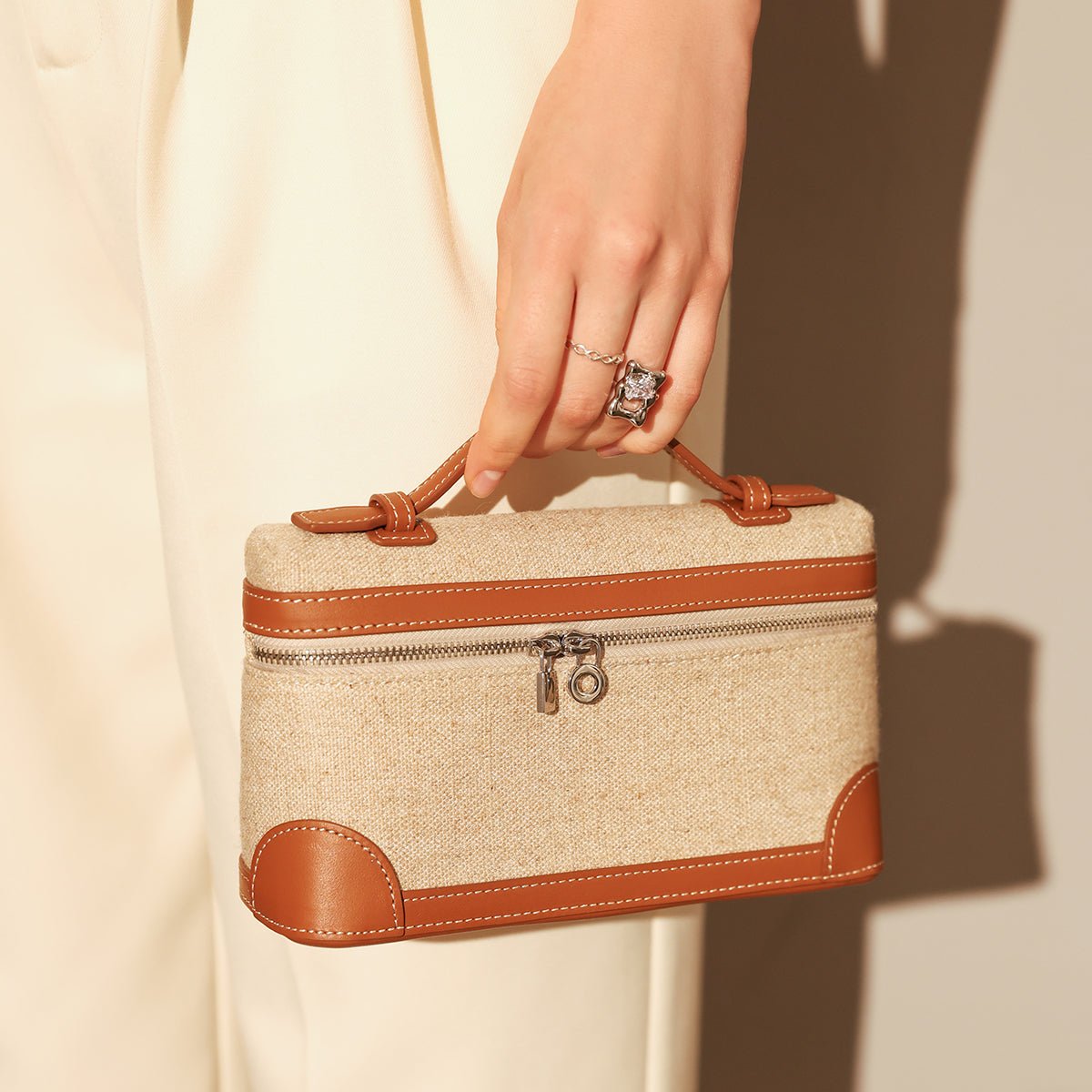 Traveler’s Pebbled Leather Box Vanity Bag – Mini Top-Handle Makeup Case with Lock Detail & Detachable Strap