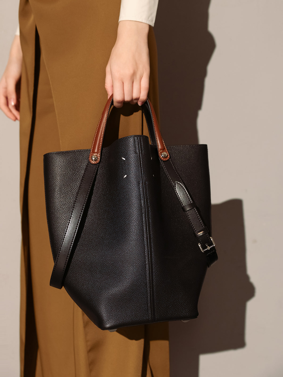 tropea trapezoid tote bag black 2