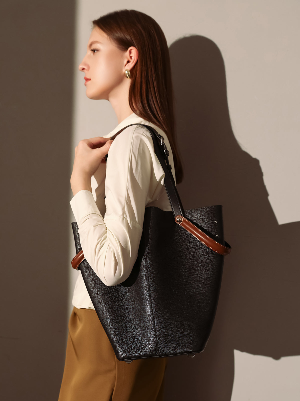 tropea trapezoid tote bag black 4