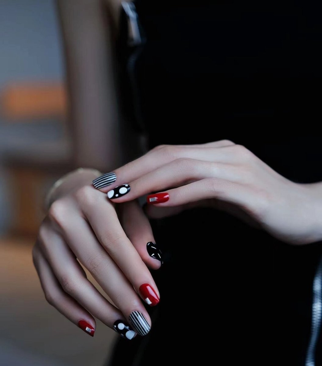 Turkish Nights Black Red Graphic Press-On Nails