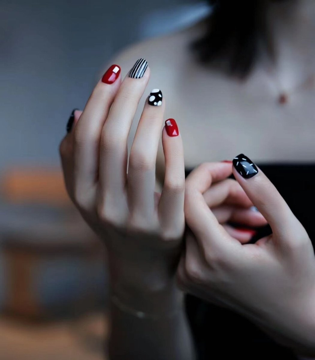 Turkish Nights Black Red Graphic Press-On Nails