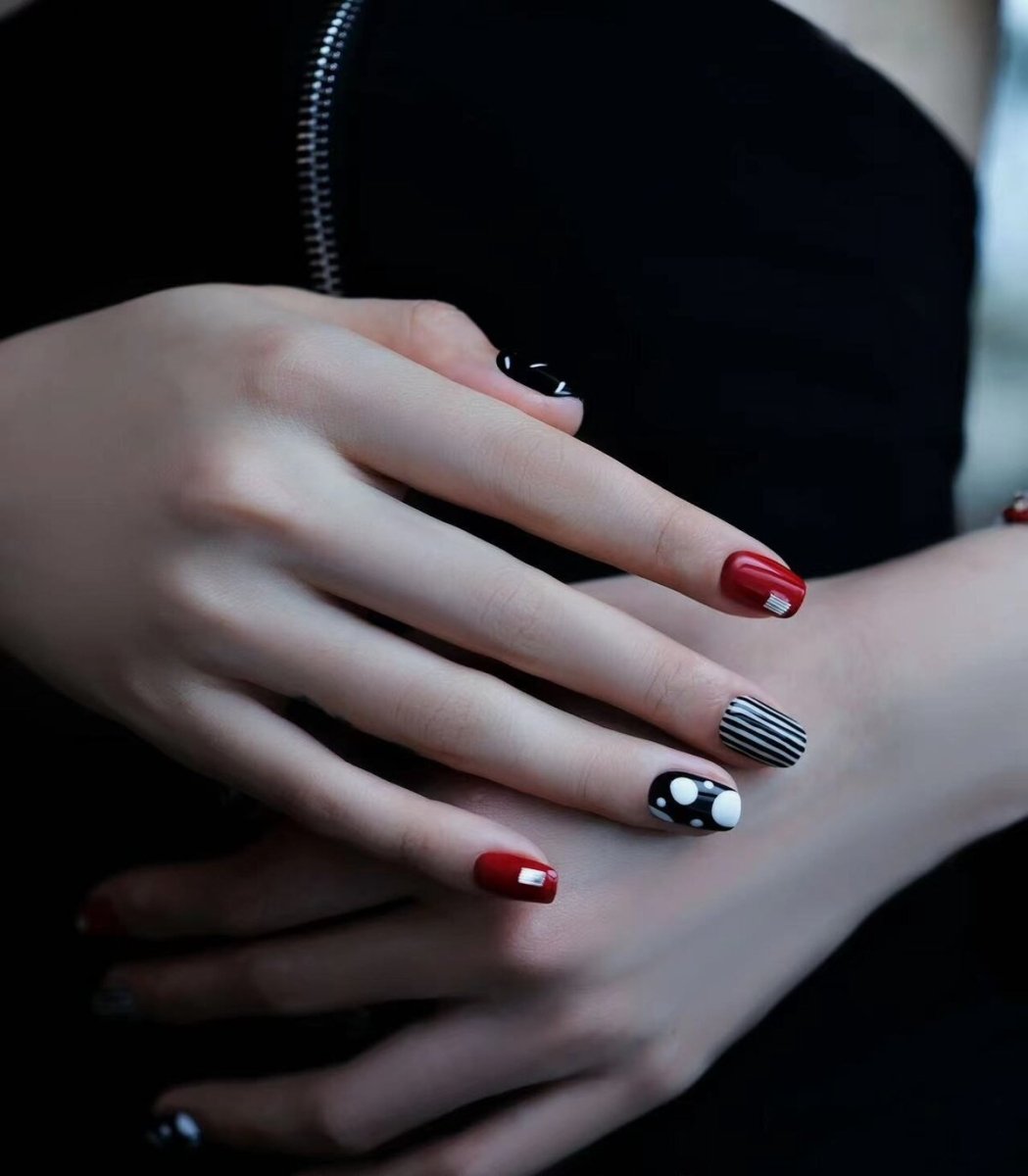 Turkish Nights Black Red Graphic Press-On Nails