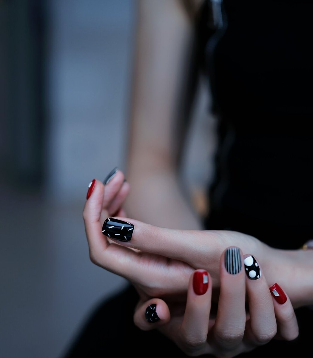 Turkish Nights Black Red Graphic Press-On Nails