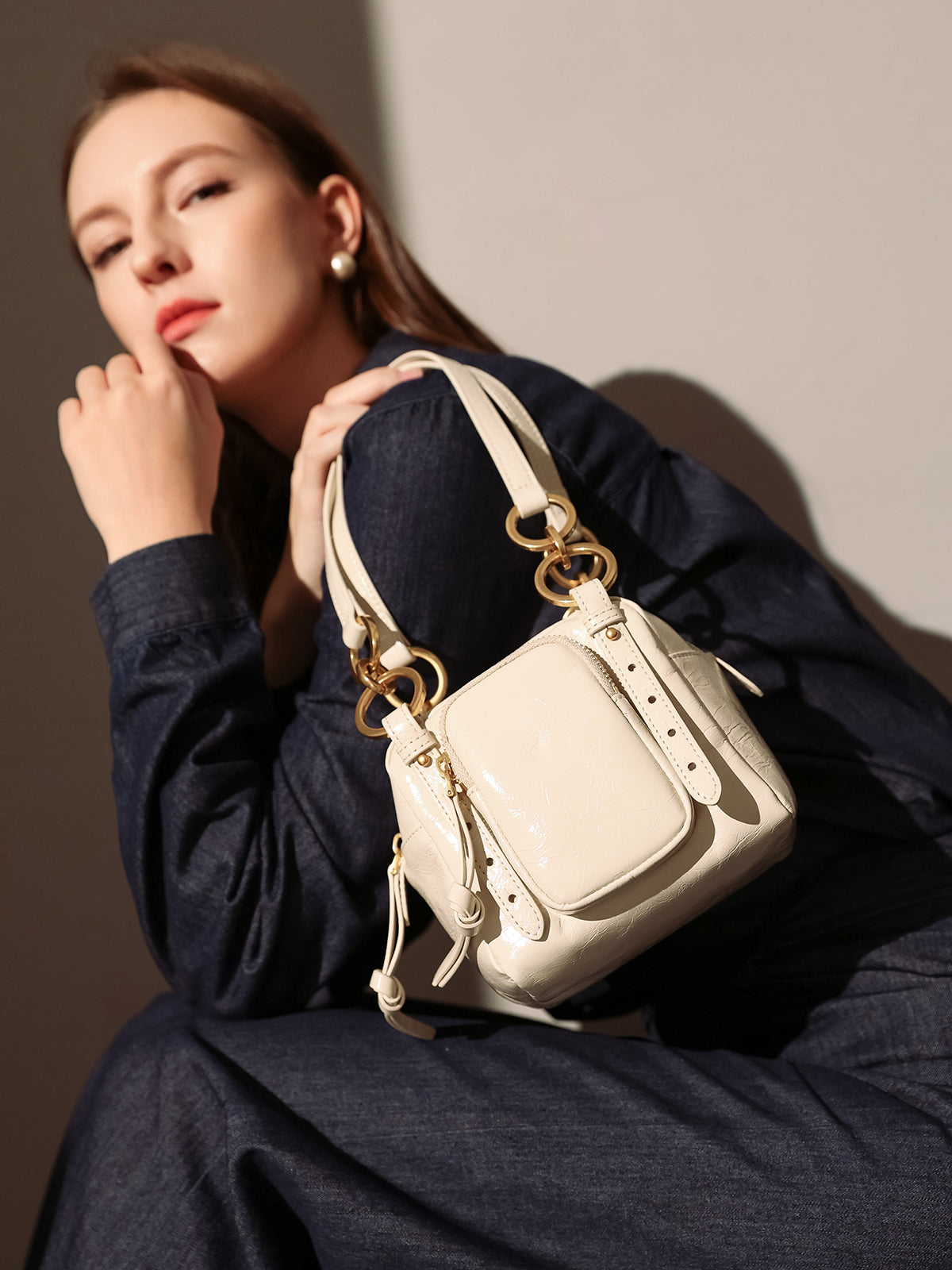 two-way-shiny-wrinkled-leather-shoulder-bag_small_white_4.jpg