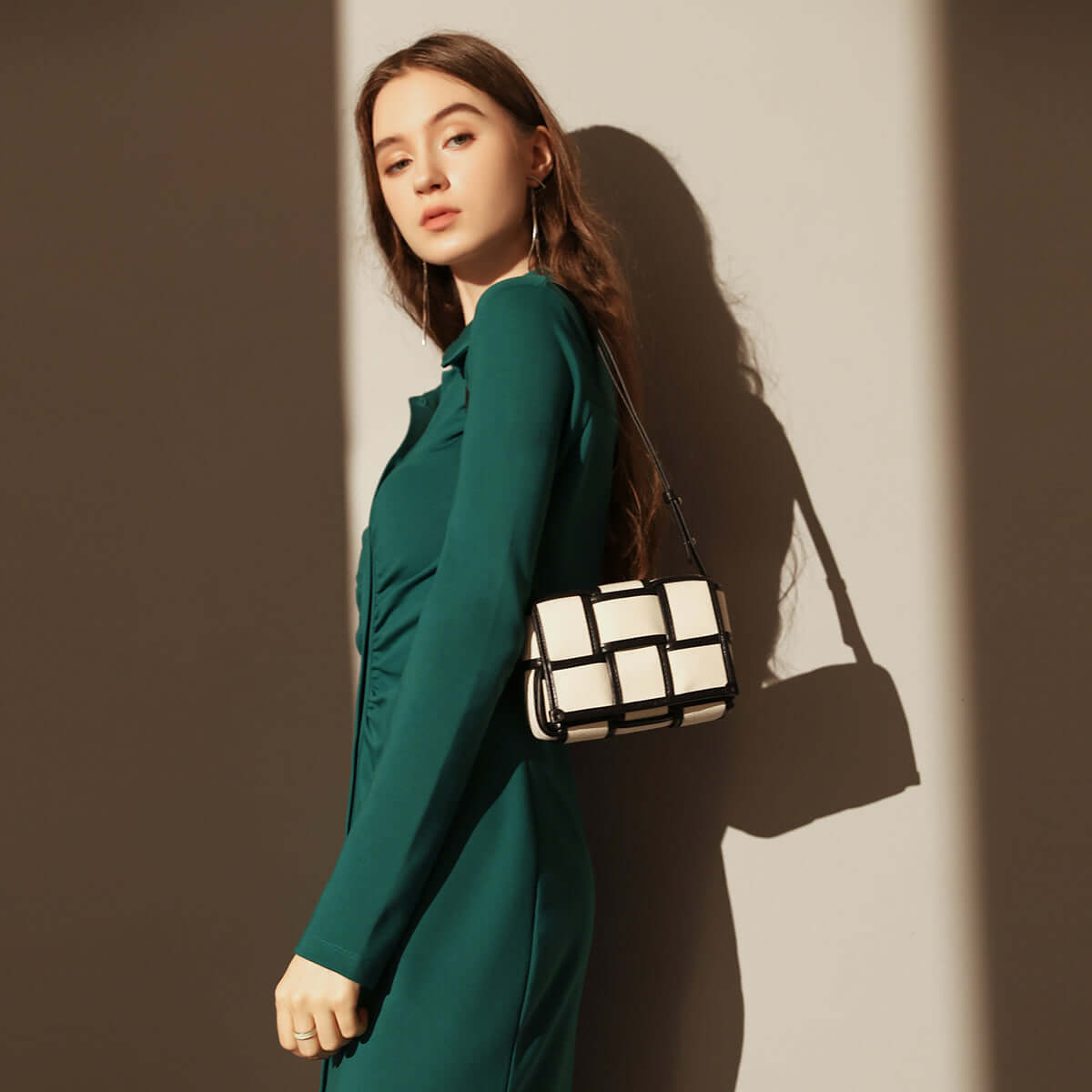 woven black and white top handle bag all 5